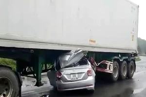 Ô tô lọt gầm container, hai người chết