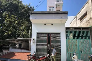 Rủ đi uống cà phê, hốt hoảng phát hiện bạn chết vì treo cổ