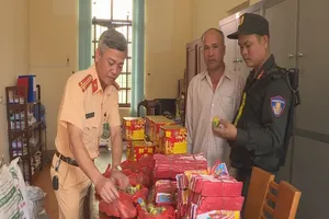 Mua pháo lậu bán lấy tiền… lo đám cưới cho con trai