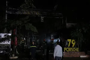 Quán bar bị thiêu rụi trong đêm