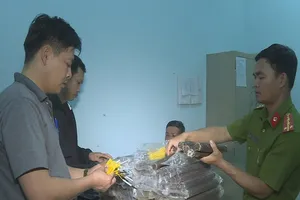 Tạm giữ người đàn ông mang thuốc nổ và kíp nổ đi bán