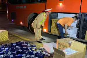 Bên trong kiện hàng 'đồ thờ cúng' là ngàn gói ‘ba số’ 