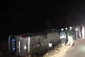 Lật xe khách trong đêm, 2 người thương vong
