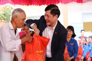 Bí thư Đắk Lắk thăm, chúc tết bệnh nhân nghèo