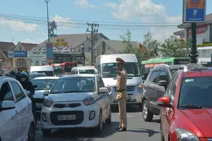 Lâm Đồng: Khách tăng khiến giao thông bị ách tắc nhiều điểm