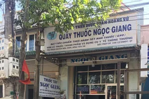 Quầy thuốc găm hàng, bán khẩu trang giá trên trời bị 'sờ gáy'
