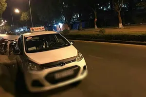 1 tài xế taxi bị khách đâm trọng thương