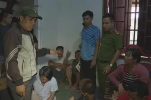 Bắt quả tang 19 người đang say sưa xóc đĩa