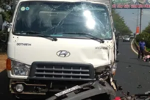 Va chạm với xe tải, 2 người thương vong