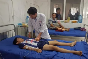 Chơi game khi đang sạc điện thoại, bé trai bị nổ nát bàn tay