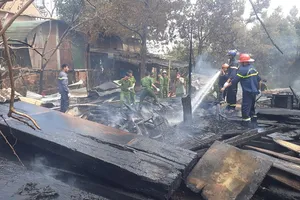 Xưởng gỗ hơn 200 m2 bị lửa thiêu rụi