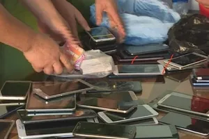 Ra tù rủ nhau đột nhập hàng loạt cửa hàng