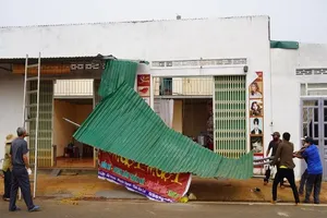 Gia Lai: Hơn chục căn nhà bị lốc làm tốc mái