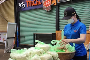 Hàng trăm người xếp hàng nhận gạo tại ‘ATM nghĩa tình’