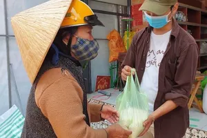 Xúc động cụ bà gần 70 tuổi đến ‘ATM gạo’ để góp 2 kg gạo