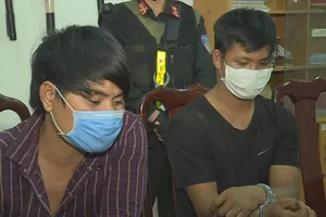 2 thanh niên chạy xe máy không đeo khẩu trang cự cãi cảnh sát