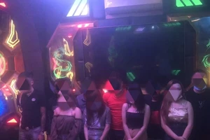 Hàng chục nam nữ chơi ma túy ở quán karaoke