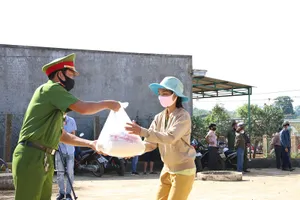 Hơn 120 tấn gạo đến tay người nghèo Đắk Lắk