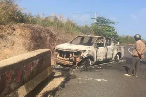 Một thi thể trong ô tô bán tải cháy trơ khung