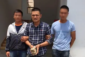 Gạ đánh bài ăn tiền rồi cướp 300 triệu trên ô tô