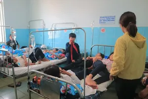 Hàng loạt học sinh nhập viện sau khi ăn bánh mì