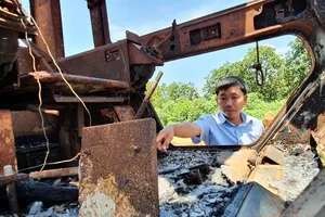 Xe múc gần 600 triệu bị thiêu rụi: Đang tìm thủ phạm