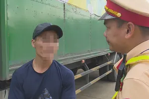 Tài xế xe thư báo khai dùng ma túy đá để 'đỡ buồn ngủ'