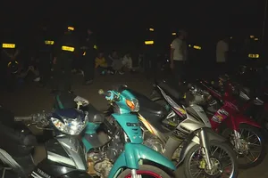 Cảnh sát ngăn chặn hàng chục người đua xe trái phép