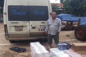 Xe khách chở gần 3.000 gói thuốc lá lậu ở Gia Lai
