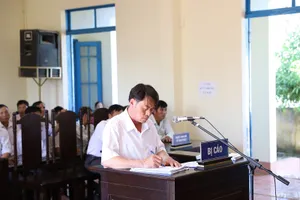 Đề nghị phạt cựu chủ tịch xã cố ý làm trái đến 30 tháng tù 