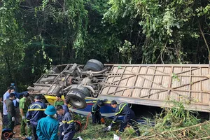Khởi tố tài xế xe khách lao xuống vực làm 6 người chết