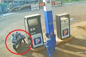 Người đàn ông ‘nhặt’ bọc tiền của nhân viên cây xăng