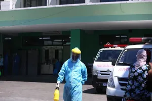 Cách ly 4 người cùng chuyến xe với SV nghi nhiễm COVID-19