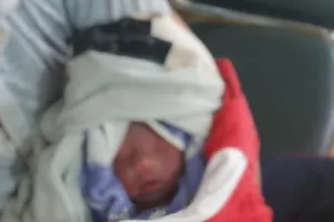 Một trẻ sơ sinh bị bỏ rơi bên lề đường