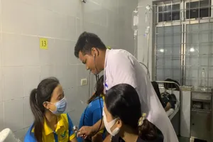 Hàng chục công nhân nhập viện nghi do ngộ độc thực phẩm