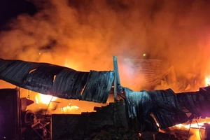 Cháy nhà kho trong đêm, thiệt hại hàng tỉ đồng