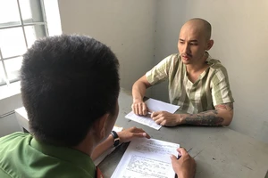 Khởi tố 2 người đưa con nợ lên ô tô đi tra khảo