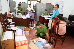 Phá đường dây làm giấy tờ giả, mua bán bằng đại học 