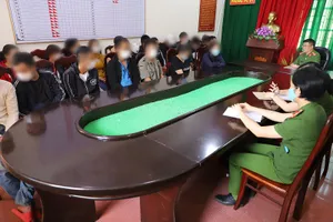 Hàng chục con bạc say sưa 'sát phạt' dưới tầng hầm