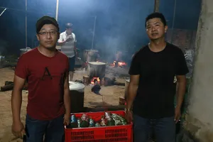 Người dân Đắk Lắk gói bánh tét gửi tặng đồng bào miền Trung 