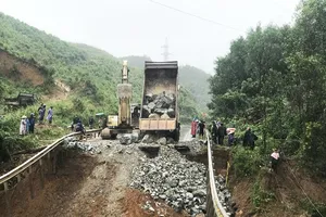 Sụt lún hàng chục mét trên quốc lộ 26, giao thông bị chia cắt