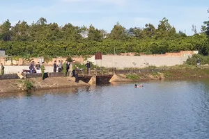 Đi đánh cá, phát hiện thi thể nỗi trên hồ Nam Phương