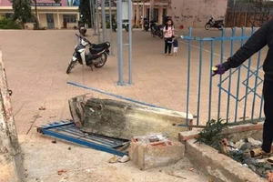 Sập cổng trường, 1 học sinh tử vong