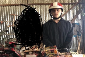 Lên facebook đặt mua pháo về bán Tết