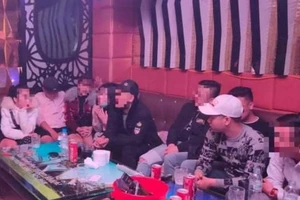 38 nam nữ thanh niên phê ma túy trong quán karaoke