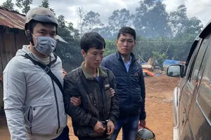 Công an vây bắt kẻ cướp dùng dao khống chế, trói cô gái 