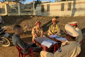 CSGT làm việc với tài xế dương tính với ma túy. Ảnh: Q.MINH