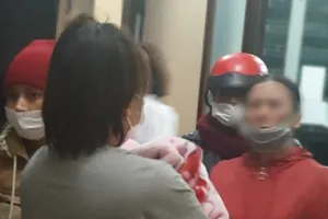 Nữ bị cáo mang con mới sinh đến tòa 