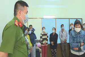 Bắt sòng bầu cua vỉa hè, thu giữ gần 200 triệu đồng