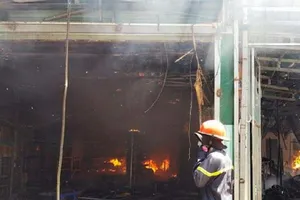 Vụ hỏa hoạn khiến nhiều ki-ốt bị thiêu rụi. Ảnh: YT